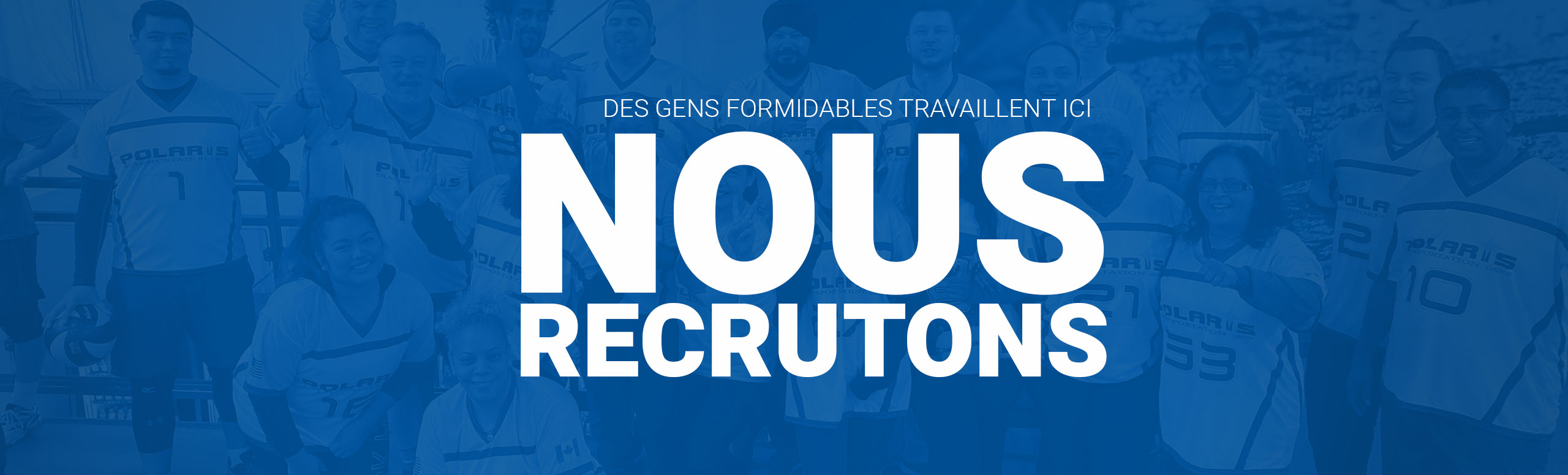 Groupe d'employés portant des chandails Polaris avec NOUS EMBAUCHONS au premier plan 