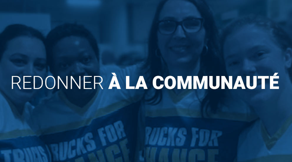 Mots « Redonner à la communauté » avec quatre femmes portant des maillots « Trucks for Change » en arrière-plan